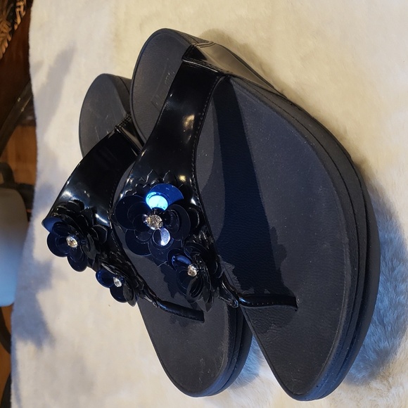 FitFlop Lulu navy blue  Flower Petals Patent Toe-Thong Comfort Sandals Woman’s 9 - Picture 2 of 9